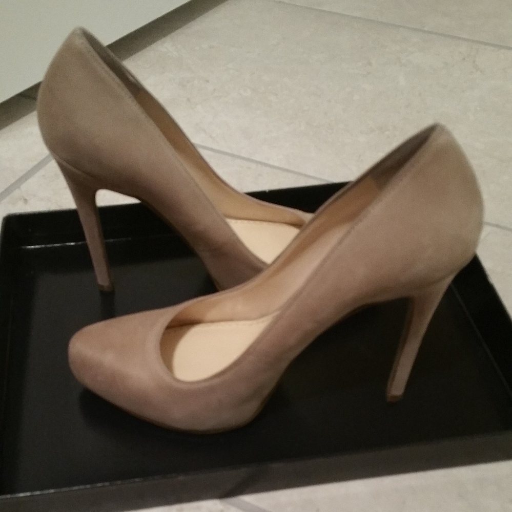 Taupe/nude closed toe heels size 6.5